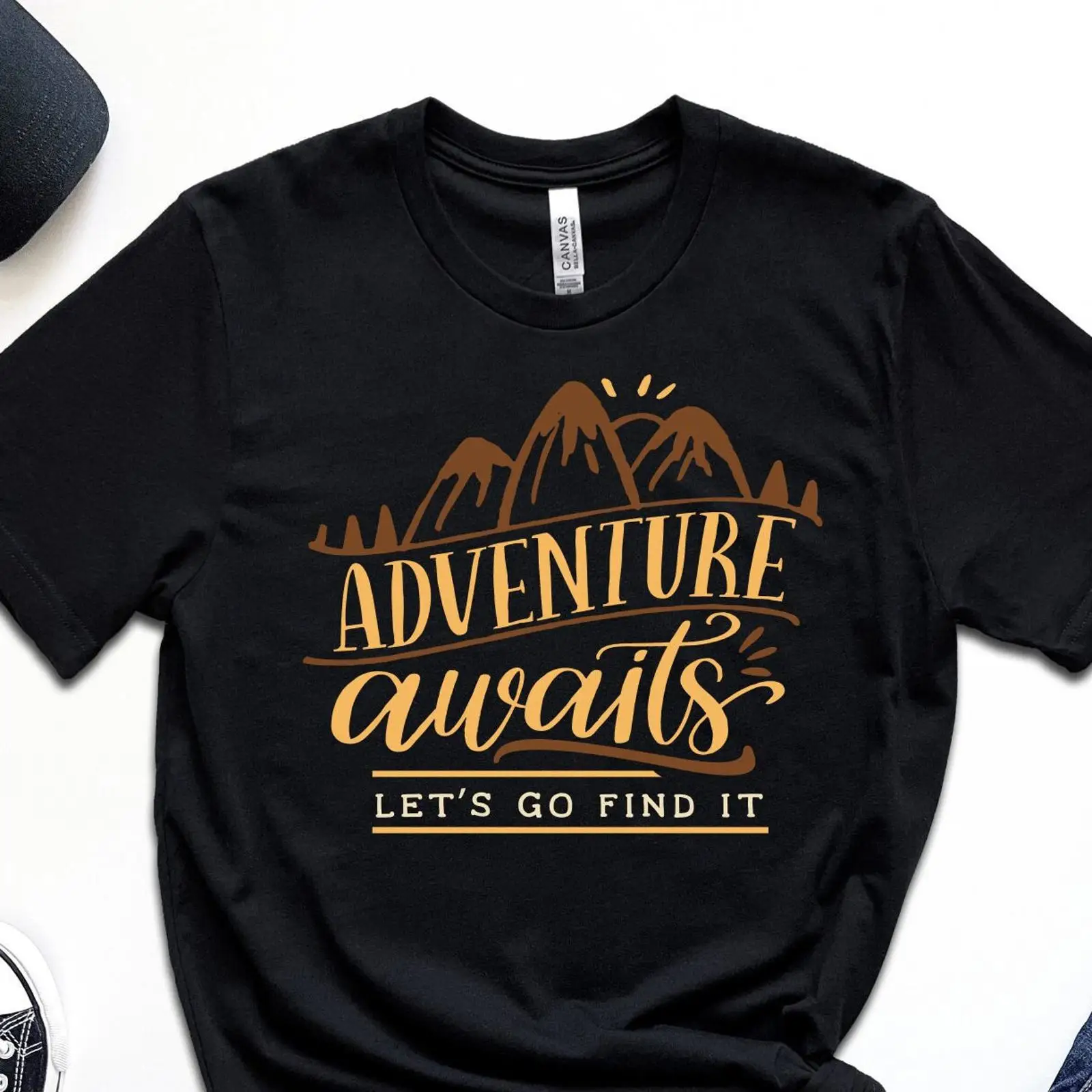 Outdoor Adventure Vacations For Families - Koszulka Adventure Awaits Mountain, wędrówki, kemping,